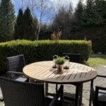 Gezellige terras met tuinmeubilair bij Chalet Carpe Diem.