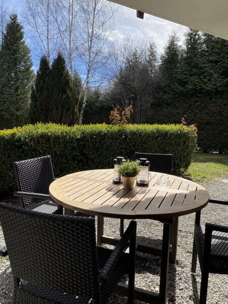 Gezellige terras met tuinmeubilair bij Chalet Carpe Diem.
