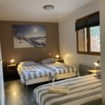 Gezellige slaapkamer in Gite Les Ecrins met uitzicht op de bergen.