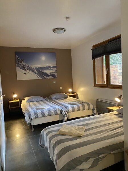 Gezellige slaapkamer in Gite Les Ecrins met uitzicht op de bergen.