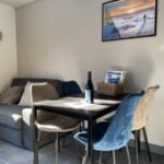 Gezellig eetgedeelte in Chalet Carpe Diem met uitzicht op de muur.