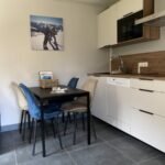 Moderne keuken en eettafel in Chalet Carpe Diem, Gite Les Ecrins.