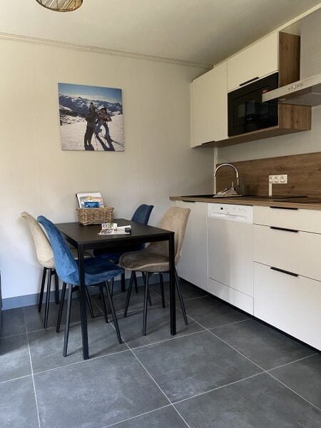 Moderne keuken en eettafel in Chalet Carpe Diem, Gite Les Ecrins.