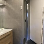 Moderne badkamer met inloopdouche en wastafel in Chalet Carpe Diem.