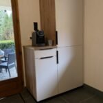 Kleine keuken met koffiezetapparaat en koelkast in Chalet Carpe Diem.