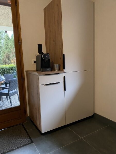Kleine keuken met koffiezetapparaat en koelkast in Chalet Carpe Diem.