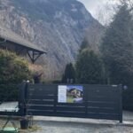 Uitzicht op bergen en toegang tot chalet in de natuur.