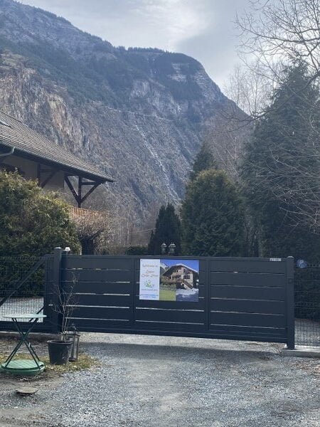 Uitzicht op bergen en toegang tot chalet in de natuur.