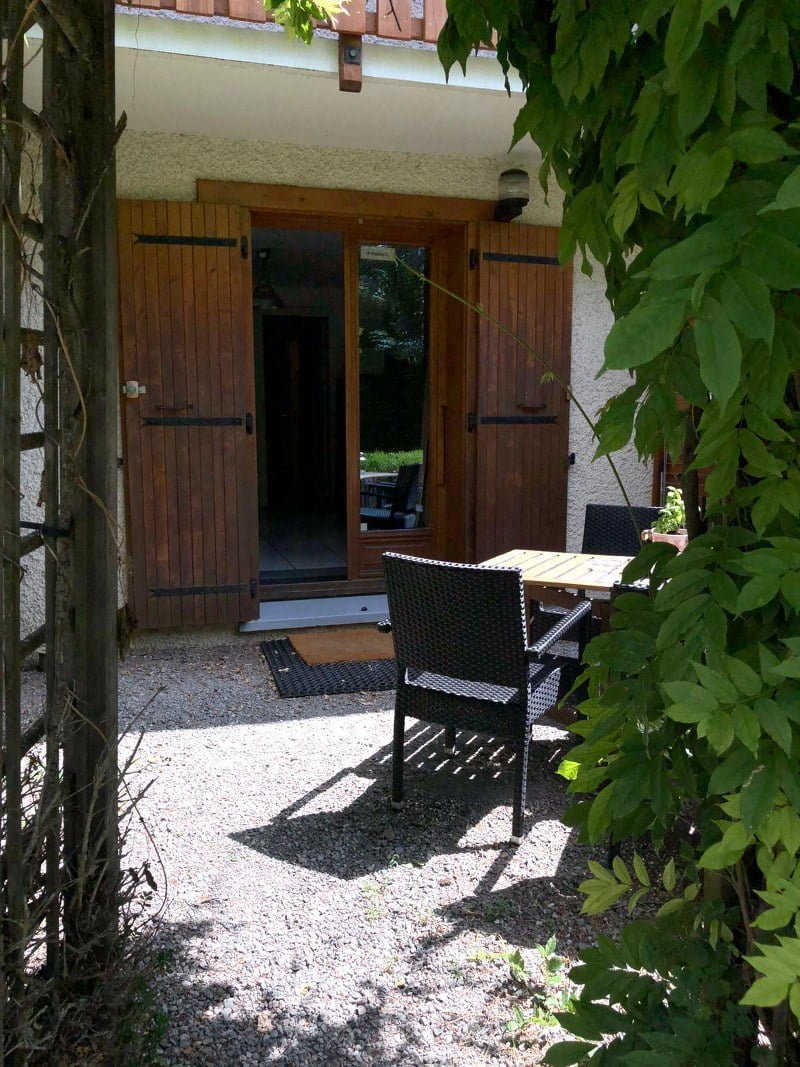 Gezellig terras met tuinmeubilair voor Chalet Carpe Diem.