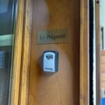 Binnenkant van Gite Le Prégentil met naamplaat en deurklopper.