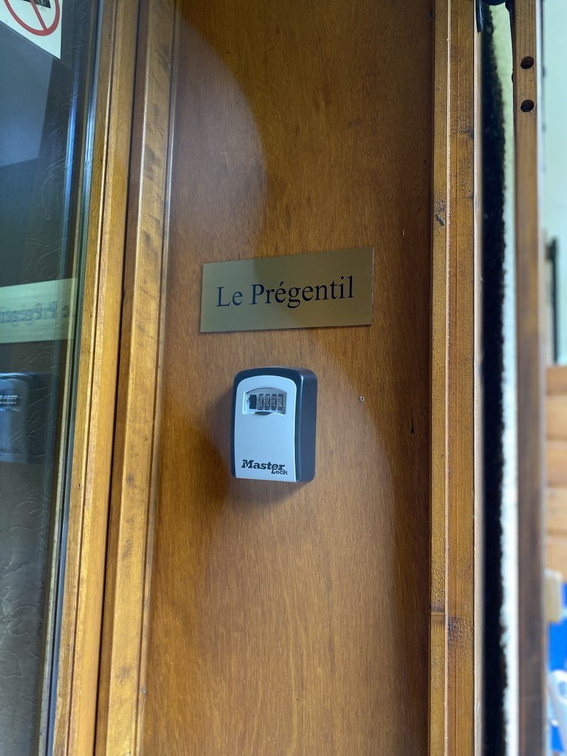 Binnenkant van Gite Le Prégentil met naamplaat en deurklopper.