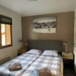 Knusse slaapkamer in Gite Le Prégentil met twee bedden en uitzicht.