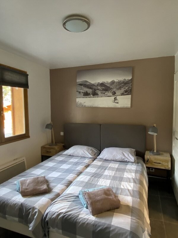 Knusse slaapkamer in Gite Le Prégentil met twee bedden en uitzicht.