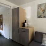 Gezellig interieur met kitchenette en zithoek in Chalet Carpe Diem.
