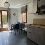 Moderne keuken met eettafel en grote ramen in Chalet Carpe Diem.