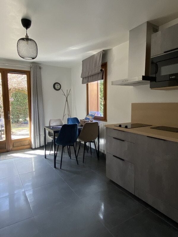 Moderne keuken met eettafel en grote ramen in Chalet Carpe Diem.