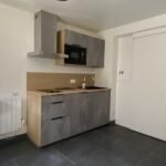 Kleine moderne keuken met oven, kookplaat en opbergkasten in Gite Le Prégentil.