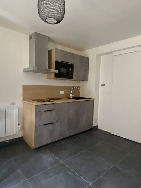 Kleine moderne keuken met oven, kookplaat en opbergkasten in Gite Le Prégentil.