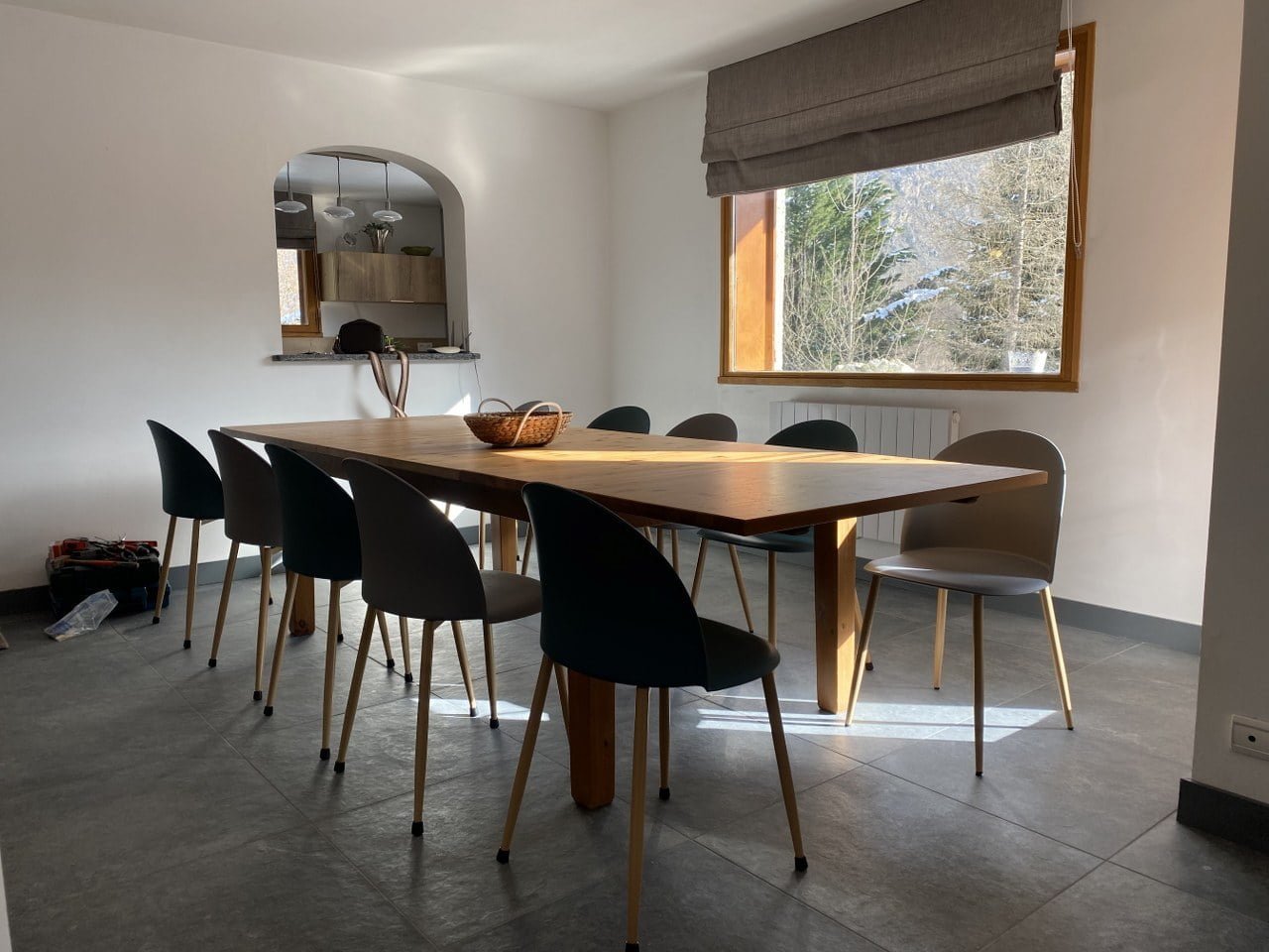 Eethoek met grote tafel en uitzicht op bos in Chalet Carpe Diem.