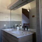 Moderne badkamer met dubbele wastafel en spiegel in Chalet Carpe Diem.
