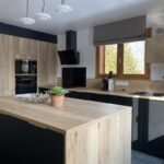 Moderne keuken met houten en zwarte afwerkingen in Chalet Carpe Diem.