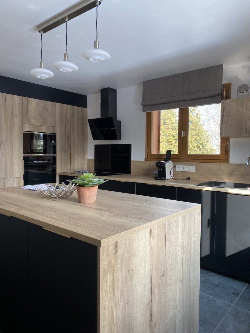 Moderne keuken met houten en zwarte afwerkingen in Chalet Carpe Diem.